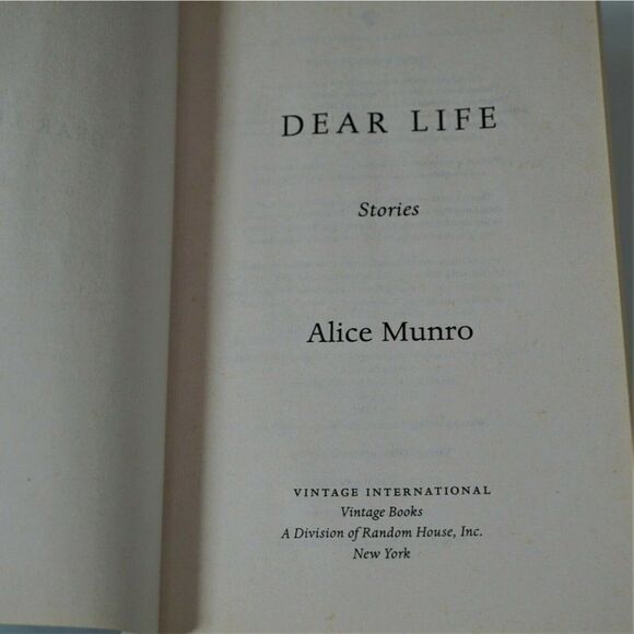 Dear Life: Stories By Alice Munro 2012 Vintage International - Picture 5 of 6